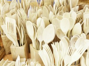 Lire la suite à propos de l’article La vérité des couverts en bois – Quelle est la pollution des couverts à usage unique ?