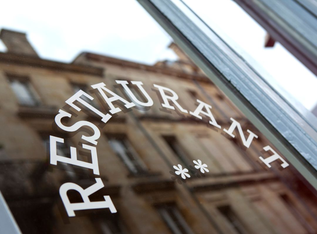 Porte entrée d'un restaurant éco-responsable